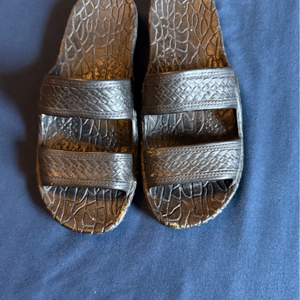 Pali Hawaii Black Sandals with Textured Footbed